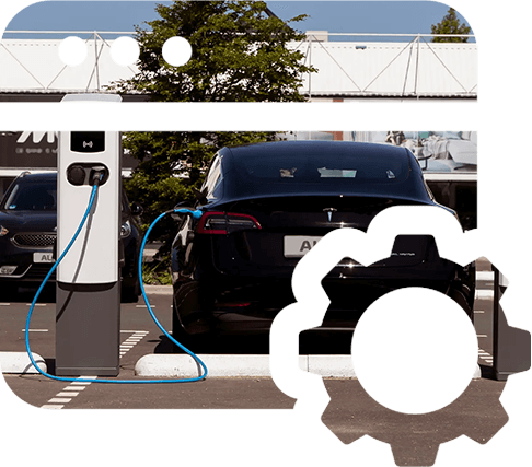 Schwarzer Tesla angeschlossen an einer Ladestation