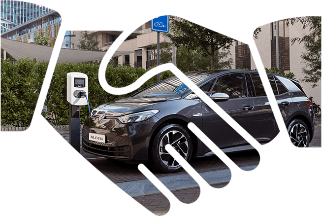 Schwarzer Tesla an einer Ladestation vor einem Gebäude