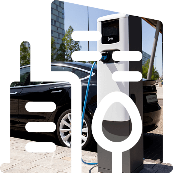 Schwarzer Tesla, welcher an einer Ladestation angeschlossen ist